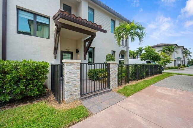4712 NW 83rd Ave in Doral, FL - Building Photo - Building Photo