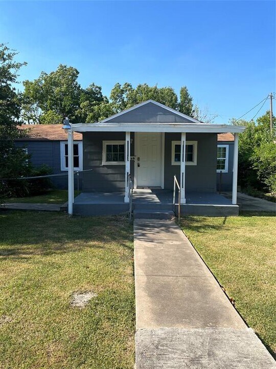 2426 8th Ave N in Texas City, TX - Building Photo
