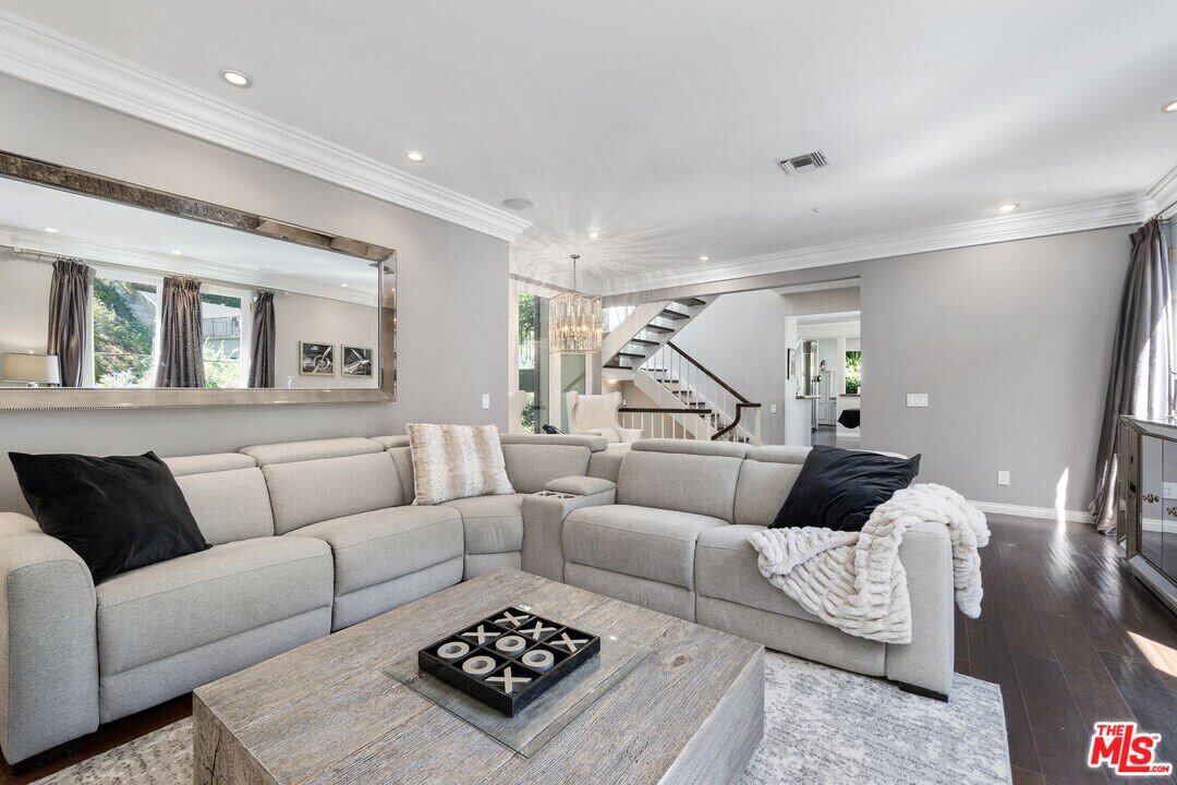 10023 Westwanda Dr in Beverly Hills, CA - Foto de edificio