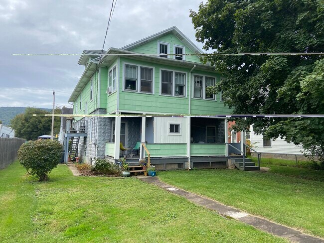 223 W Clinton St, Unit 1 in Lock Haven, PA - Building Photo - Building Photo
