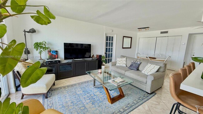 7601 Byron Ave in Miami, FL - Building Photo - Building Photo