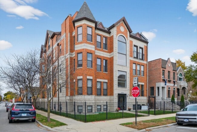 4956 S Champlain Ave in Chicago, IL - Foto de edificio - Building Photo