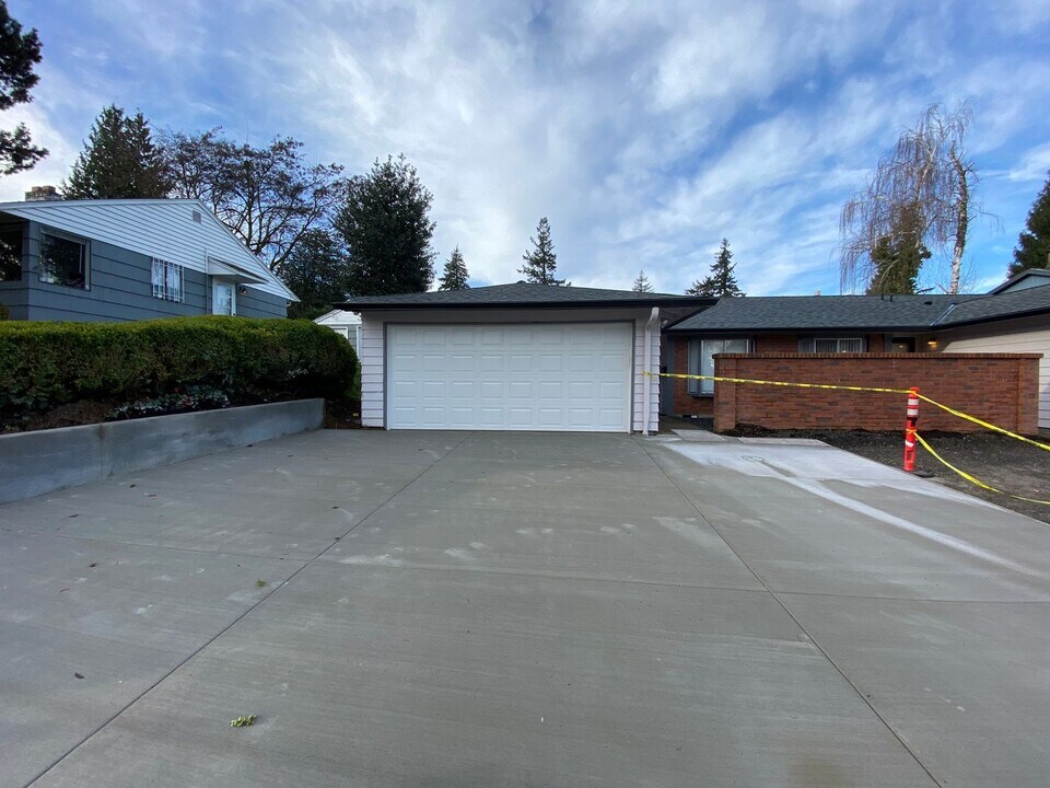 4351-4351 NE 82nd Ave in Portland, OR - Building Photo