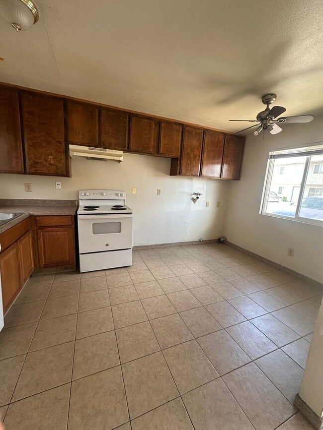 128 White Ln in Bakersfield, CA - Building Photo - Building Photo