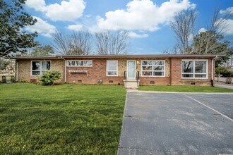 205 W Lake Dr in Dickson, TN - Building Photo - Building Photo