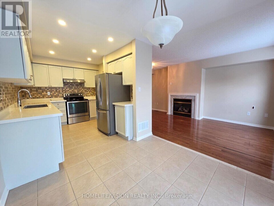 54 McNally Way in Aurora, ON - Building Photo