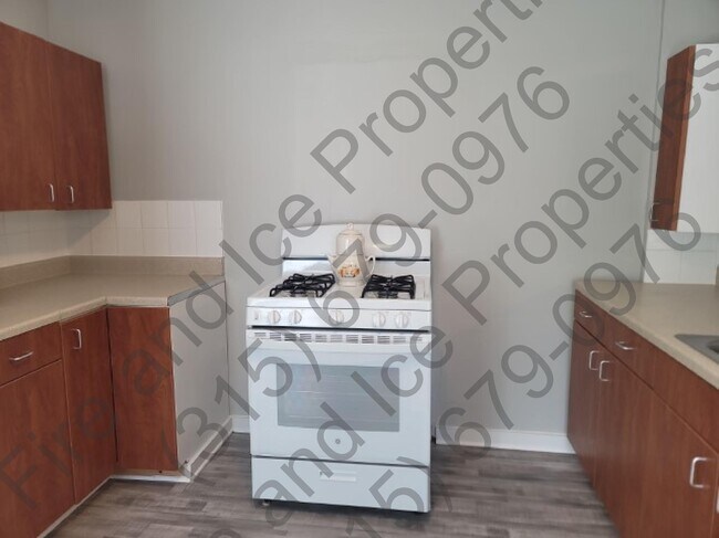 45 Lawrence St, Unit Upstairs in Lyons, NY - Building Photo - Building Photo