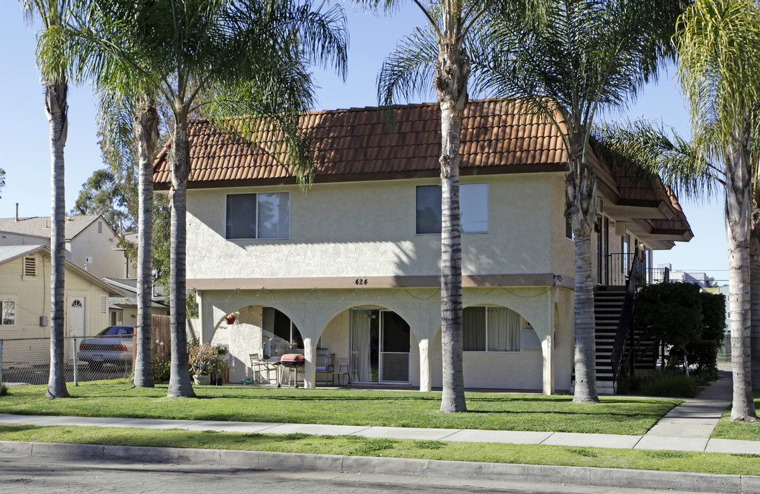 416-424 W 4th Ave in Escondido, CA - Foto de edificio