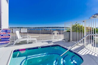 2612 Bayside Ln in San Diego, CA - Building Photo - Building Photo