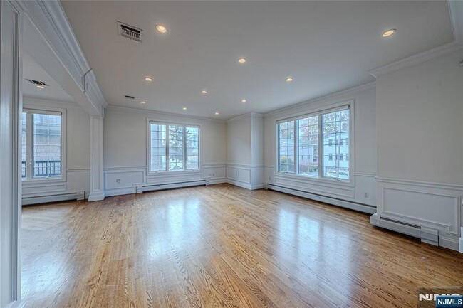 327B Lincoln Ave, Unit B in Fort Lee, NJ - Building Photo - Building Photo