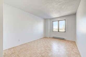 Chateau Ste-Marie in Kirkland, QC - Building Photo - Building Photo