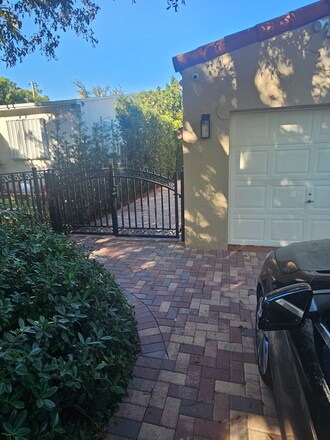 2385 SW 25th St, Unit Apt - Silver Bluff-Gables in Miami, FL - Building Photo