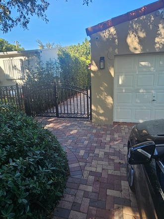 2385 SW 25th St, Unit Apt - Silver Bluff-Gables