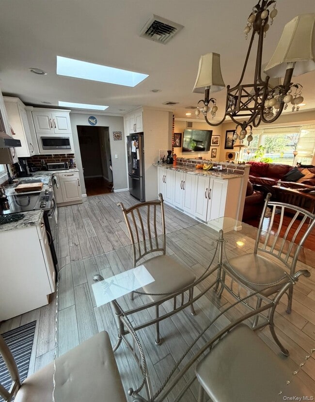 19 New Mill Rd in Smithtown, NY - Building Photo - Building Photo