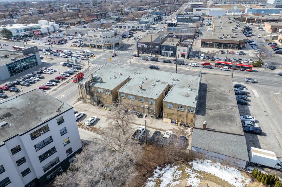 2473-2489 Dufferin St in Toronto, ON - Building Photo