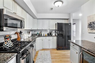 8 Springholm Dr in Berkeley Heights, NJ - Building Photo - Building Photo