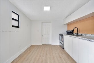 2428 NW 28th St in Miami, FL - Building Photo - Building Photo