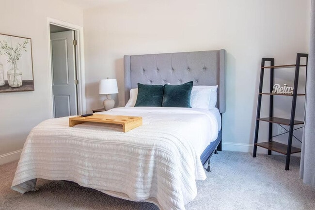 751 Jacobs Millpond Rd in Elgin, SC - Foto de edificio - Building Photo