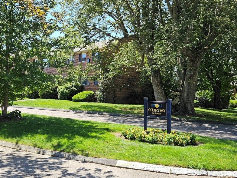 70 Carroll Ave, Unit 1G in Newport, RI - Building Photo