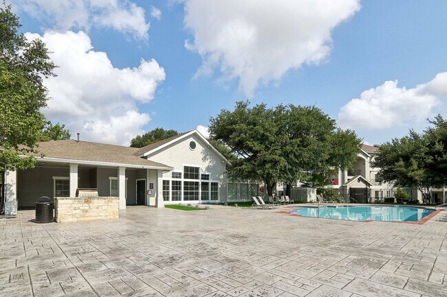 Avonmora Apartments in Austin, TX - Foto de edificio - Building Photo