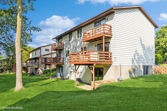 1359 Southview Cir in Coralville, IA - Building Photo - Building Photo