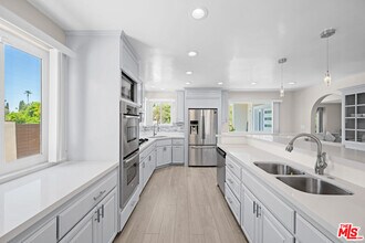 15042 Valleyheart Dr in Los Angeles, CA - Building Photo - Building Photo