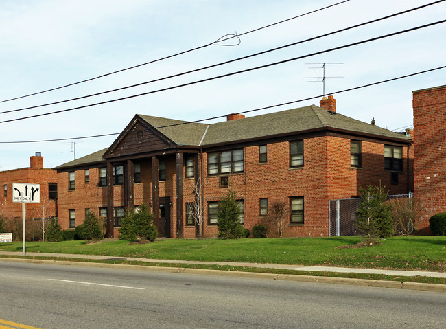 2051-2059 Warrensville Center Rd in Cleveland, OH - Foto de edificio - Building Photo