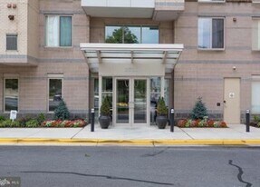 2726 Gallows Rd, Unit 110 in Vienna, VA - Building Photo