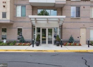 2726 Gallows Rd, Unit 110 in Vienna, VA - Foto de edificio