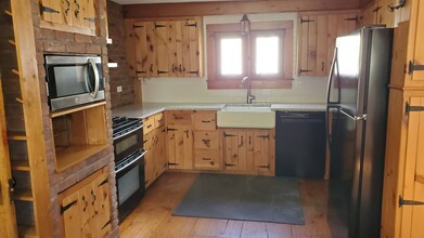 416 Center St, Unit House in Lyndon, VT - Building Photo - Building Photo