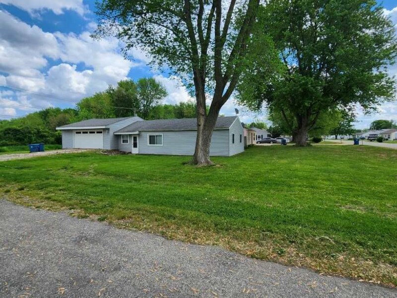 16905 10th Ave in East Moline, IL - Building Photo