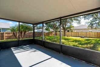 2056 SW Grant Ave in Port St. Lucie, FL - Foto de edificio - Building Photo