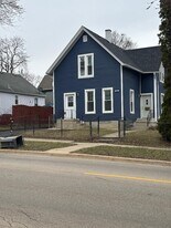 520 Lawrence Ave, Unit Furnished Unit in Elgin, IL - Building Photo