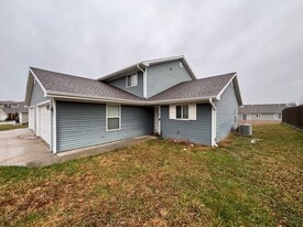 516 Stone Pointe Dr in Manhattan, KS - Building Photo