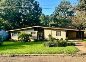 1063 Capri Cir in Jackson, MS - Building Photo