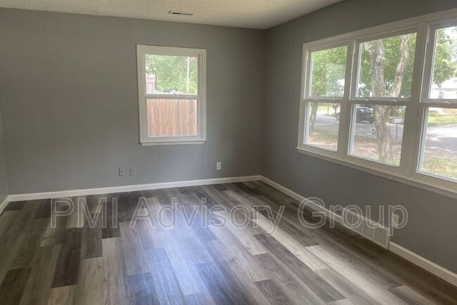 2413 SW Mission Ave in Topeka, KS - Building Photo - Building Photo