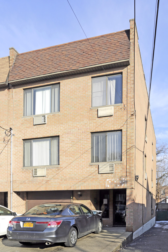 14915 Barclay Ave in Flushing, NY - Building Photo - Building Photo