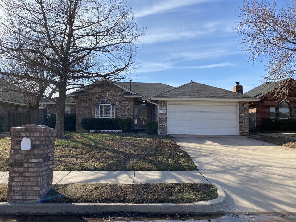 13101 Mapleleaf Dr in Oklahoma City, OK - Building Photo