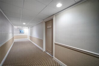 77 Crandon Blvd in Key Biscayne, FL - Building Photo - Building Photo