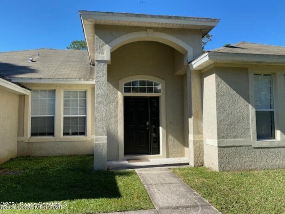 572 Geiger Ct NW in Palm Bay, FL - Building Photo