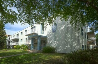 Queensbury in Winnipeg, MB - Building Photo