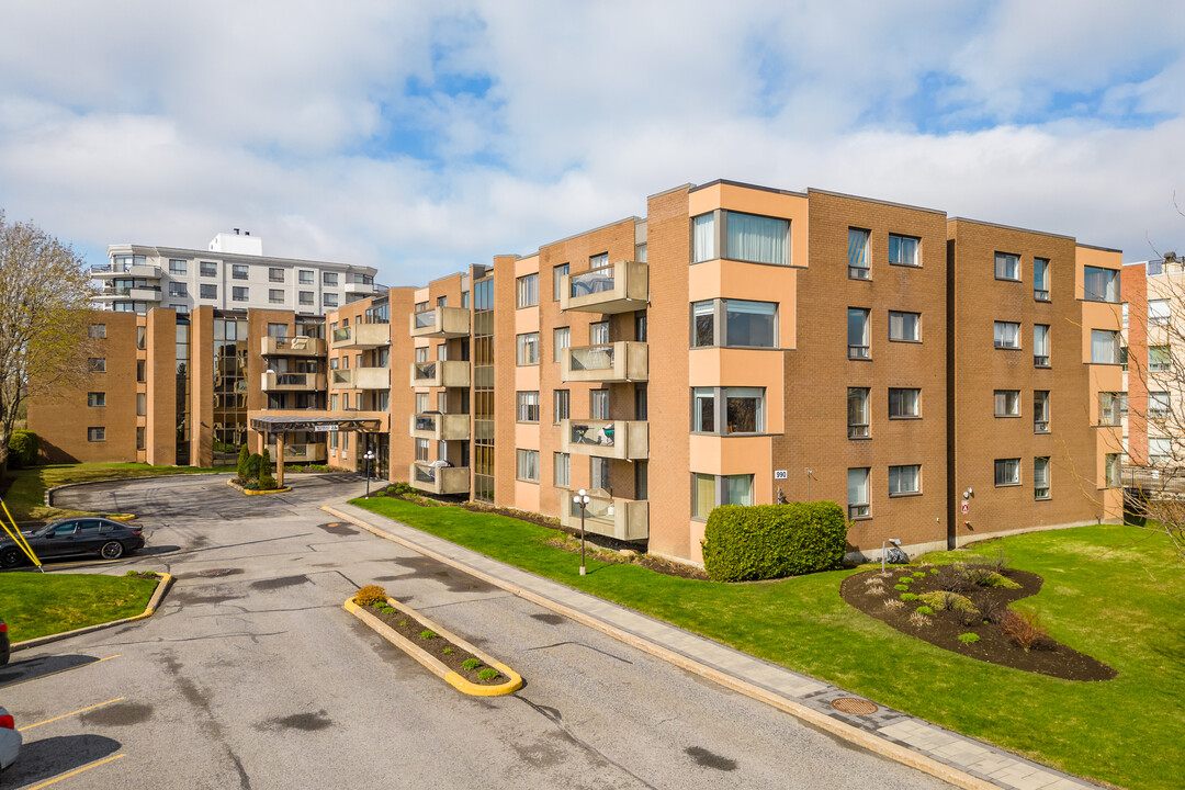 990 St in Montréal, QC - Building Photo