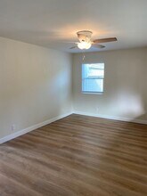 2360 Sacramento Dr in Redding, CA - Foto de edificio - Building Photo