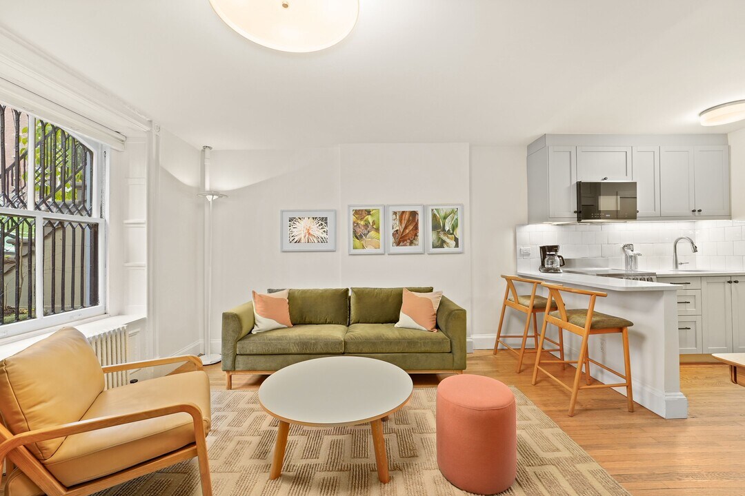 136 E 92nd St in New York, NY - Building Photo