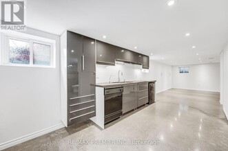 20 Airley Crescent in Toronto, ON - Building Photo - Building Photo