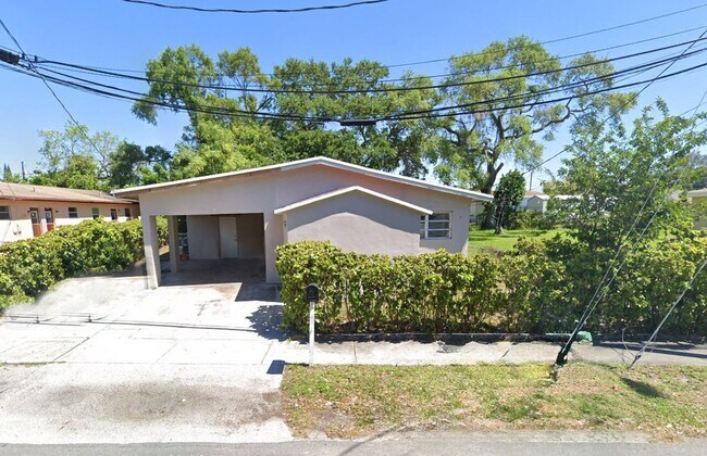 17 SW 8th Ave in Dania Beach, FL - Building Photo - Building Photo