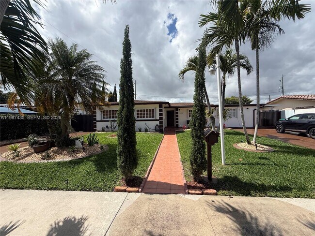 11602 NW 58th Ave in Hialeah, FL - Building Photo - Building Photo