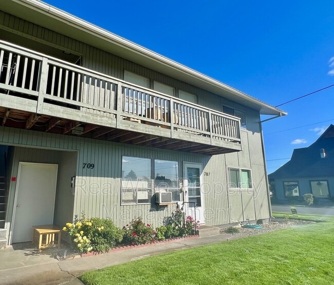 713 NW Birch Ave in Redmond, OR - Building Photo - Building Photo