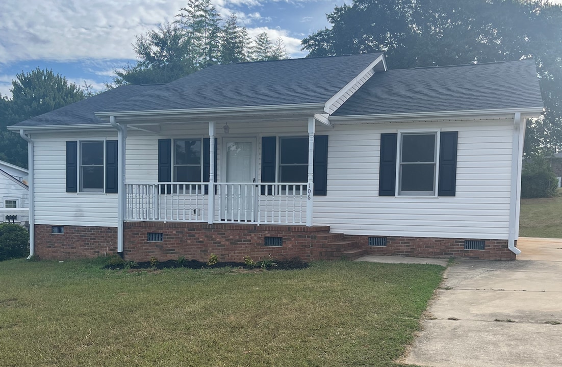 106 Ashmore St in Greer, SC - Building Photo