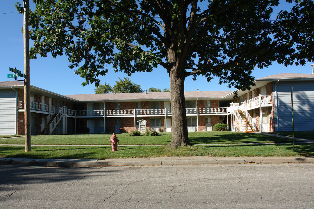 Manor IV in Lincoln, NE - Building Photo